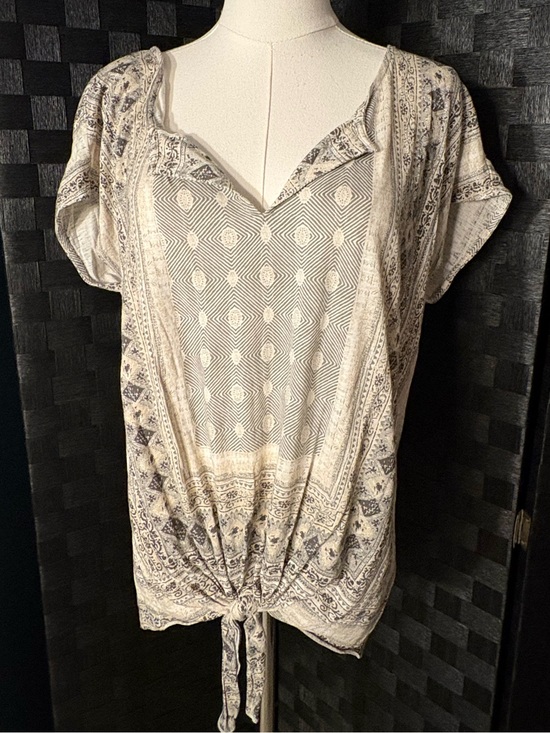 Lucky Brand Tops - Lucky Brand Boho short sleeve v-neck top geometric tie-front